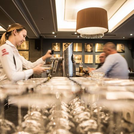 Bild enthält, Indoors, Restaurant, Adult, Female, Person, Woman, Male, Man, Cafeteria