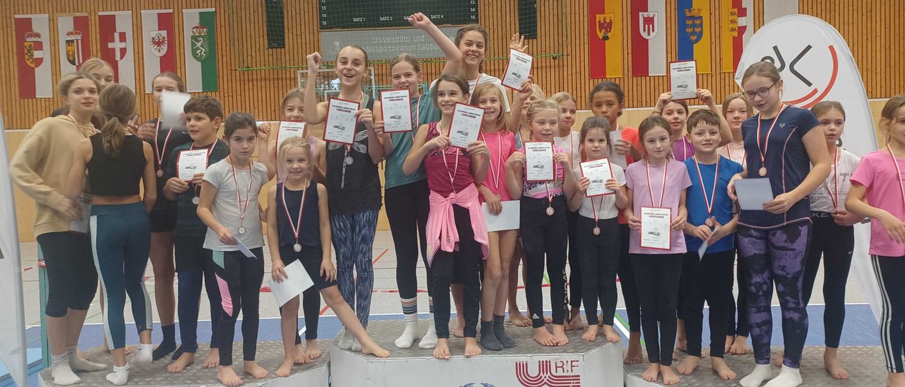 Bild enthält, Groupshot, Person, People, Glasses, Adult, Female, Woman, Blackboard, Shorts, Necklace