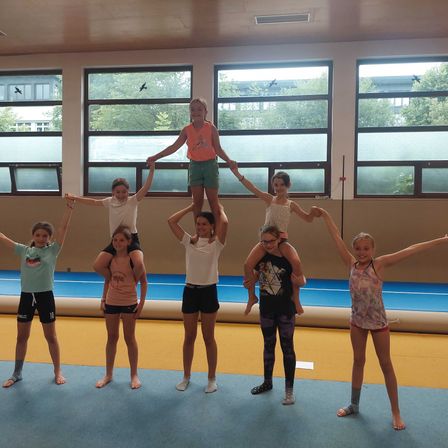 Bild enthält, Shorts, Person, Boy, Child, Male, Female, Girl, Teen, People, Acrobatic