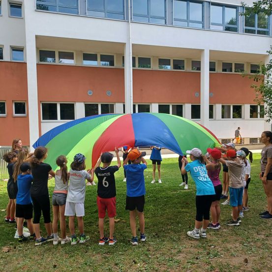 Bild enthält, Shelter, Grass, Summer, Shoe, Shorts, Person, Bench, Park, Hat, Tree