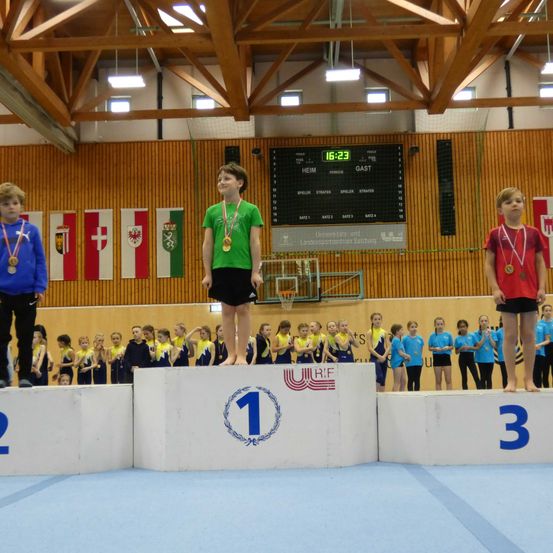 Bild enthält, People, Person, Necklace, Shoe, Lamp, Shorts, Volleyball Game, Handball