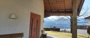 Bild enthält, Indoors, Interior Design, Floor, Wood, Stained Wood, Bench, Outdoors, Shelter, Housing, House