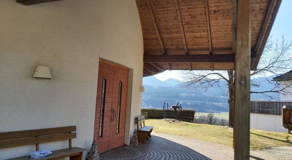 Bild enthält, Indoors, Interior Design, Floor, Wood, Stained Wood, Bench, Outdoors, Shelter, Housing, House