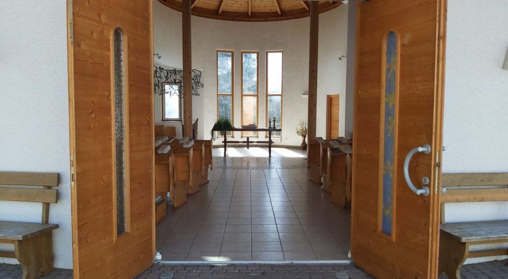 Bild enthält, Indoors, Interior Design, Floor, Wood, Flooring, Door, Hardwood, Stained Wood, Bench, Furniture