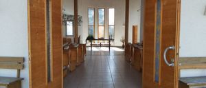 Bild enthält, Indoors, Interior Design, Floor, Wood, Flooring, Door, Hardwood, Stained Wood, Bench, Furniture