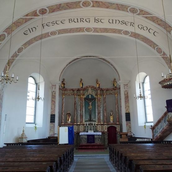 Bild enthält, Indoors, Prayer, Architecture, Building, Chapel, Church, Person