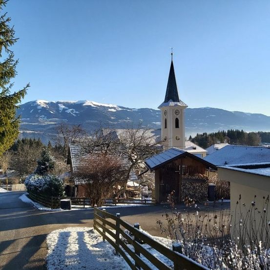 Bild enthält, Spire, Outdoors, Bell Tower, Nature, Gothic Arch, Scenery, City, Tree, Sky, Clock Tower