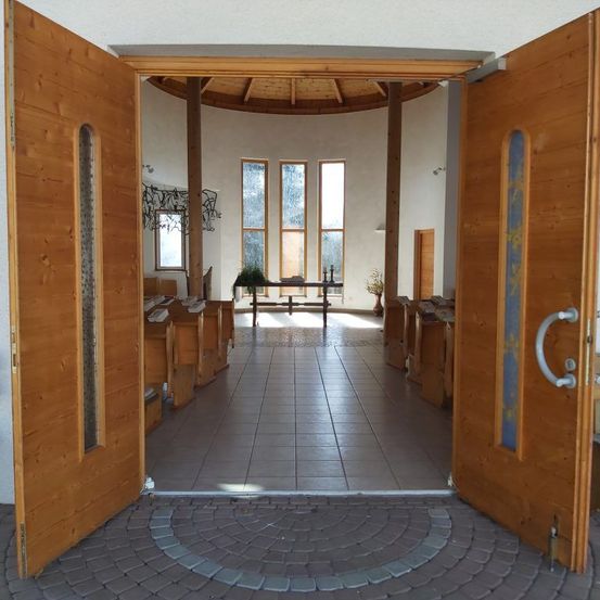 Bild enthält, Indoors, Interior Design, Floor, Wood, Flooring, Door, Hardwood, Stained Wood, Bench, Furniture