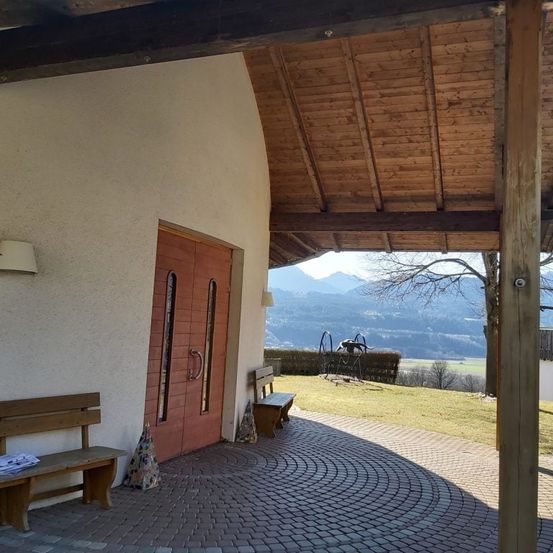 Bild enthält, Indoors, Interior Design, Floor, Wood, Stained Wood, Bench, Outdoors, Shelter, Housing, House