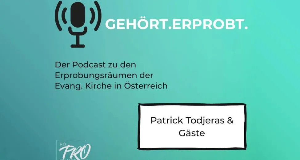Ein Poster mit Mikrofon-Symbol und Text, das den Podcast 'GEHOERT.ERPROBT.' vorstellt. Die Moderatoren Patrick Todjeras und Gäste diskutieren Erprobungsräume der Evangelischen Kirche in Österreich.