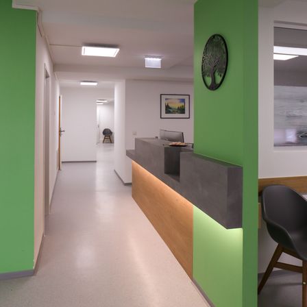 Bild enthält, Floor, Flooring, Furniture, Table, Indoors, Interior Design, Building, Chair, Corridor, Foyer