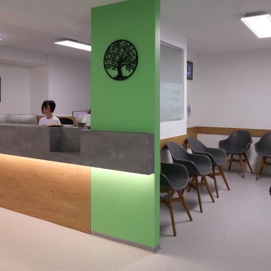 Bild enthält, Furniture, Table, Reception, Chair, Building, Person, Indoors, Interior Design, Cafeteria, Floor