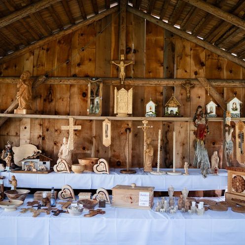 Bild enthält, Wood, Architecture, Building, Altar, Church, Prayer, Indoors, Interior Design, Person, Cross