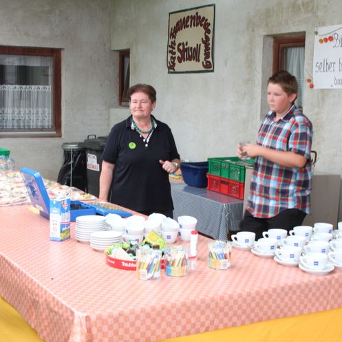 Bild enthält, Cafeteria, Restaurant, Meal, Tablecloth, Linen, Buffet, Person, Boy, Child, Male