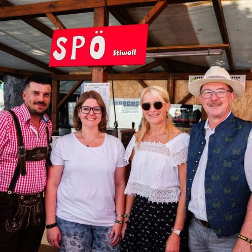 Bild enthält, Blouse, Pants, Person, Photography, Portrait, Sunglasses, Glasses, Shirt, Shelter, Woman