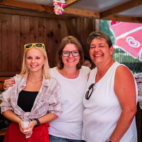 Bild enthält, Blouse, Person, Photography, Portrait, Glasses, People, Smile, Pants, T-Shirt, Woman