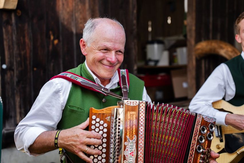 Bild enthält, Person, Musical Instrument, Face, Head