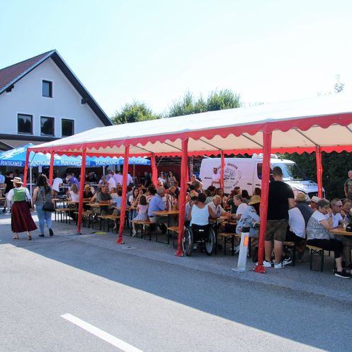 Bild enthält, Indoors, Restaurant, Cafeteria, Shelter, Person, Shoe, Handbag, Hat, Cafe, Car