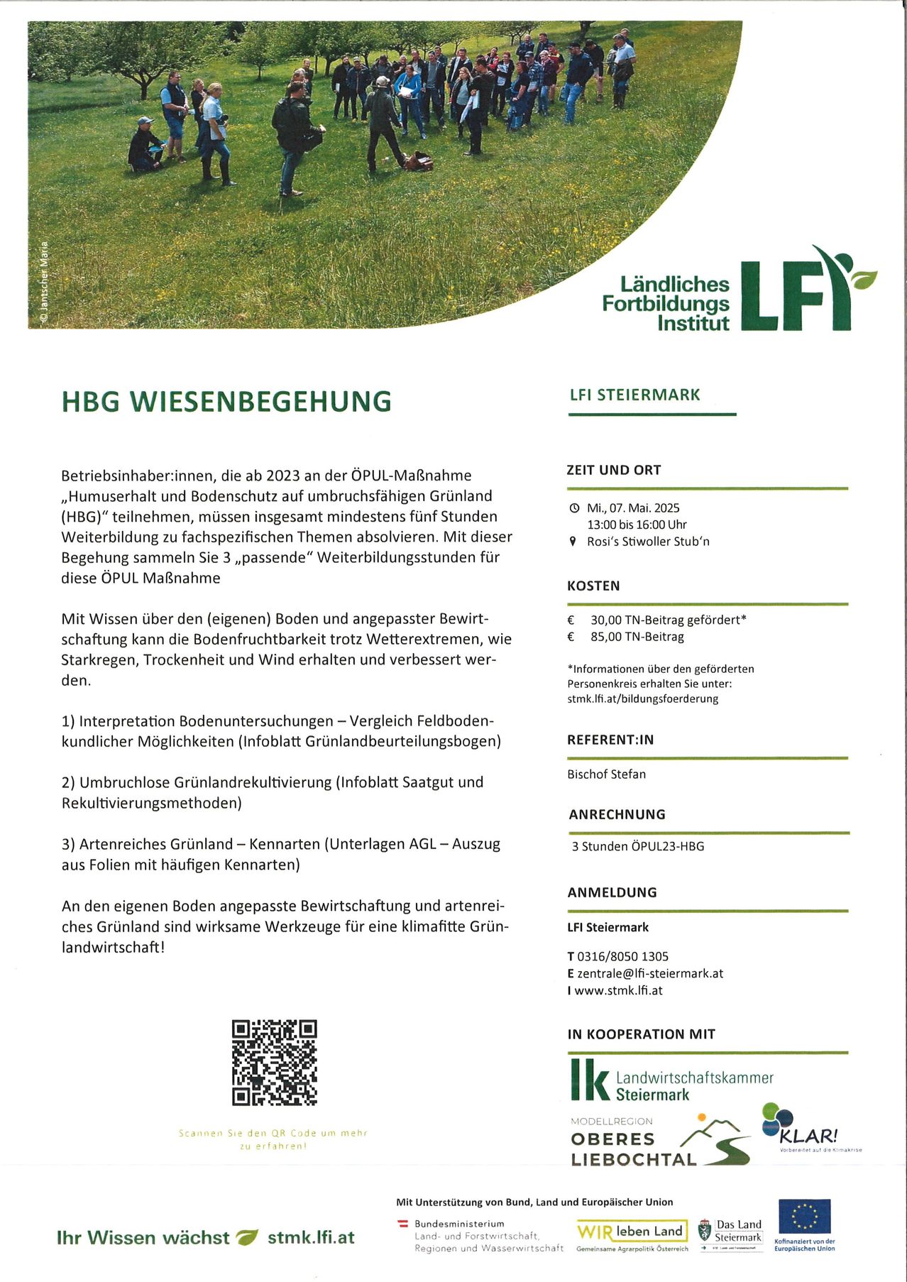 Ein Flyer für eine Schulung über Bodenmanagement und Landschutz, organisiert von der LFI Steiermark. Es zeigt ein Grasfeld mit einem QR-Code und Text über das Ereignis, Datum, Ort, Kosten und Anmeldung. Die Veranstaltung umfasst Themen zur Bodeninterpretation, Bodensanierung und praktische Bodenpflege. Der Flyer enthält auch Informationen zum Veranstalter und Kontaktdaten.