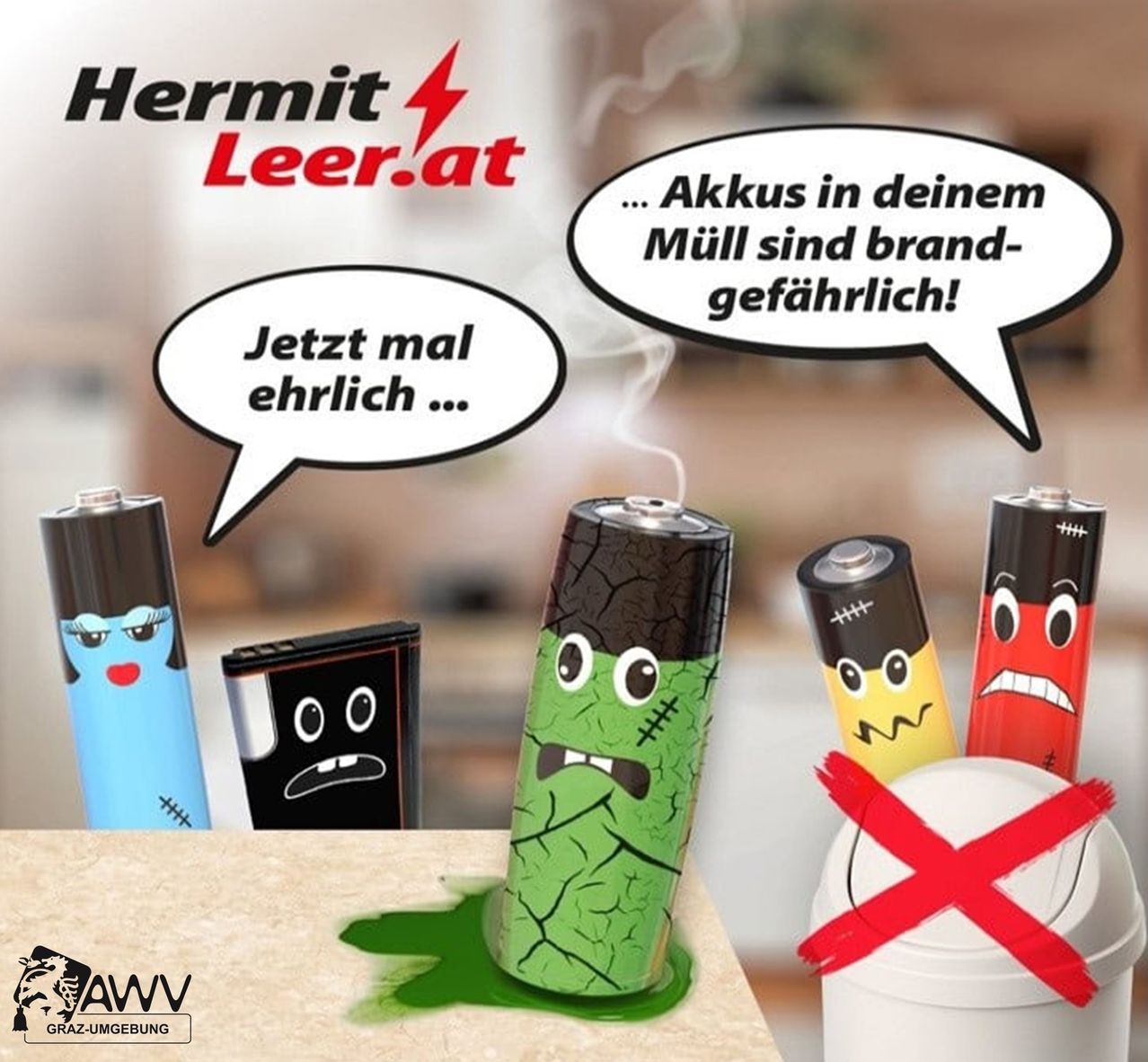 Ein Poster mit mehreren gezeichneten Batterien auf einem Tisch, eine mit einem grünen Gesicht ist in der Mitte. Darüber steht in einer Sprechblase: 'Akkus in deinem Müll sind gefährlich!' Eine andere Sprechblase sagt: 'Jetzt mal ehrlich...'. Rechts daneben ist ein Mülleimer mit einem roten Kreuz.