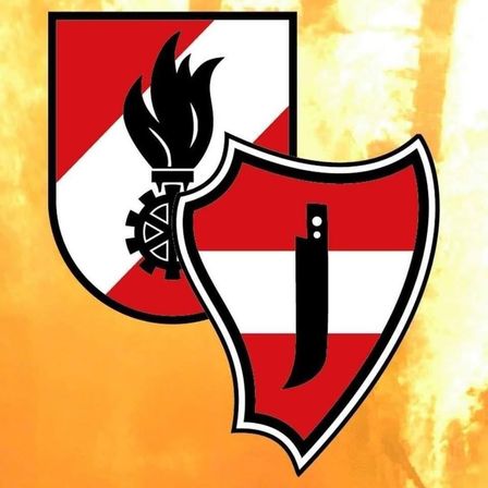 Ein feuriges rotes und weißes Schildemblem mit einer brennenden Fackel und einem Messer, vor einem orangefarbenen Flammenhintergrund.