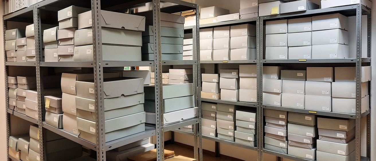 Bild enthält, Architecture, Building, Warehouse, Shelf, Furniture, Indoors