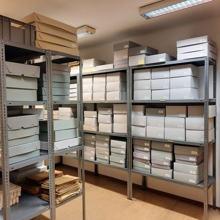 Bild enthält, Architecture, Building, Warehouse, Shelf, Furniture, Indoors