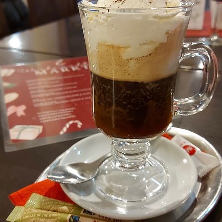 Bild enthält, Cream, Dessert, Food, Sundae, Ice Cream, Cup, Cutlery, Spoon