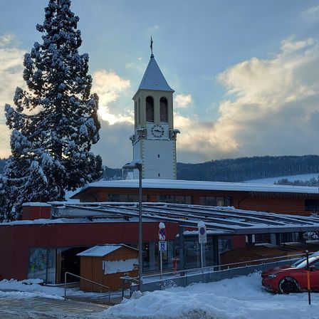 Bild enthält, Tree, Fir, Clock Tower, Outdoors, Shelter, Bell Tower, Spire, Car, Person, Wheel