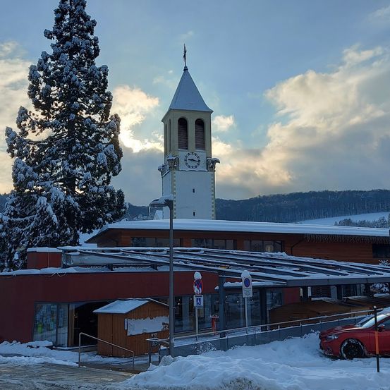 Bild enthält, Tree, Fir, Clock Tower, Outdoors, Shelter, Bell Tower, Spire, Car, Person, Wheel