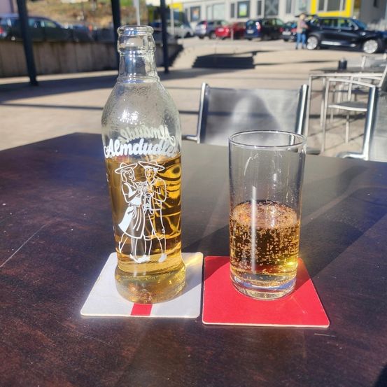 Bild enthält, Alcohol, Beer, Beverage, Lager, Glass, Cup, Person, Car, Chair, Liquor