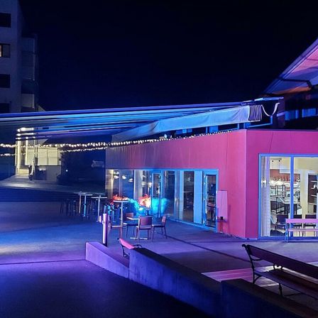 Bild enthält, Lighting, Urban, Hotel, Chair, Furniture, Bench, Night, City, Indoors, Interior Design