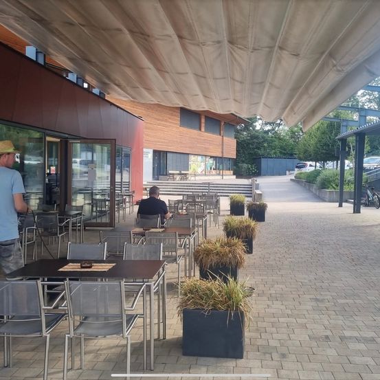 Bild enthält, Cafeteria, Indoors, Restaurant, Interior Design, Cafe, Plant, City, Adult, Man, Person