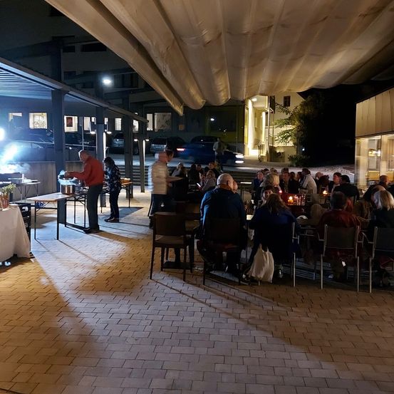 Bild enthält, Urban, Indoors, Restaurant, Cafeteria, Building, Furniture, Lounge, Person, Handbag, Night Life