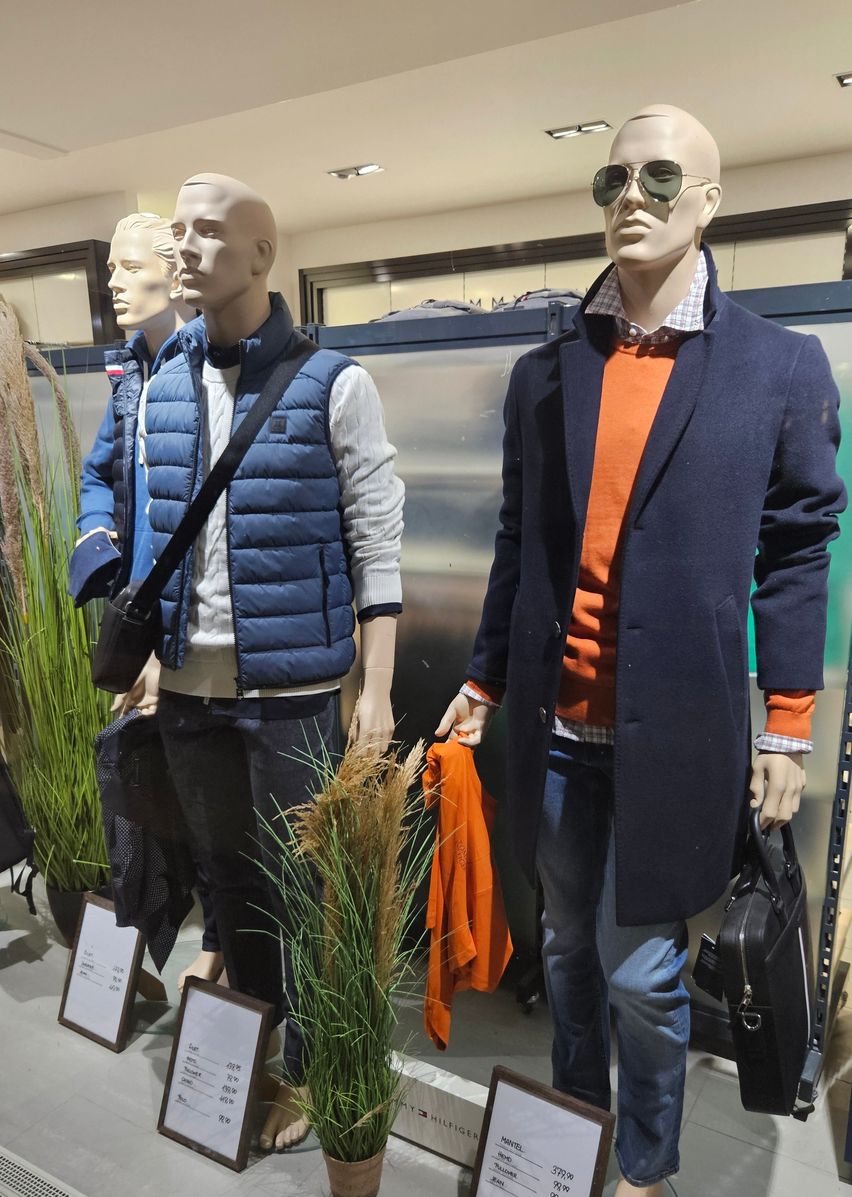 Bild enthält, Coat, Jacket, Mannequin, Sunglasses, Adult, Male, Man, Person, Face, Jeans