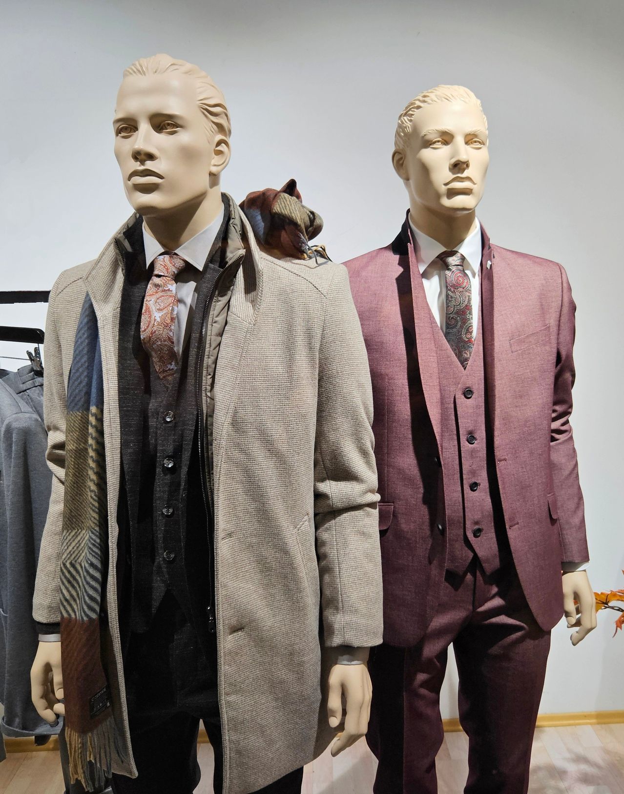 Bild enthält, Clothing, Coat, Adult, Male, Man, Person, Mannequin, Face, Formal Wear, Tie