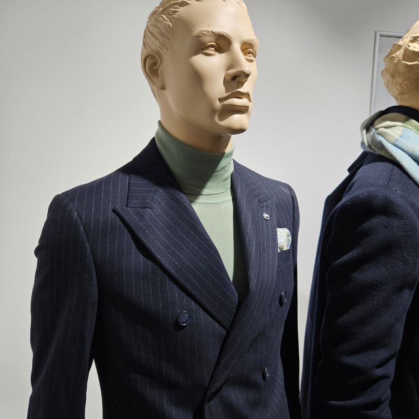 Bild enthält, Coat, Formal Wear, Suit, Jacket, Adult, Male, Man, Person, Face, Blazer