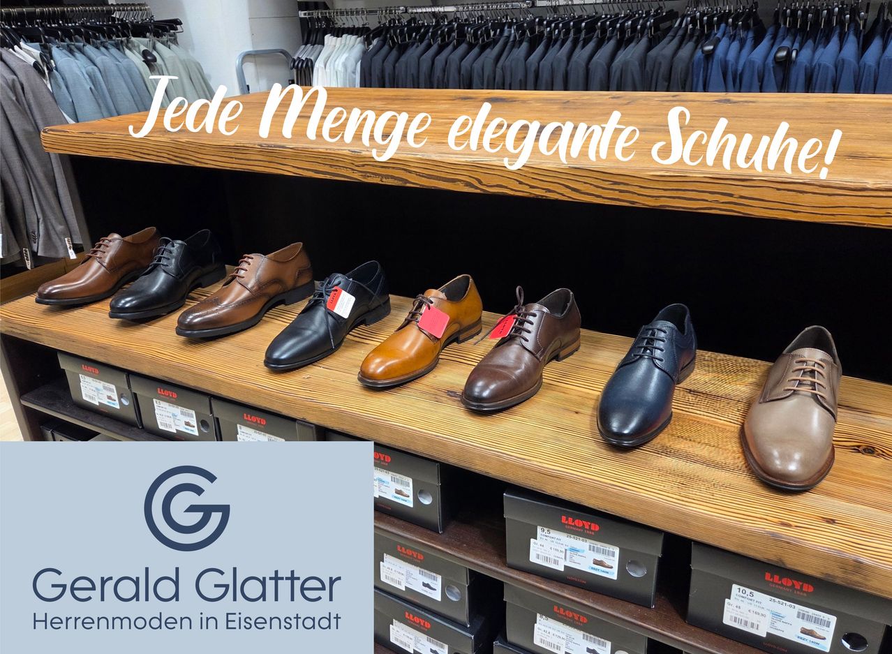 Laden mit einer Ausstellung eleganter Schuhe auf einem Holzregal mit dem Text 'Jede Menge elegante Schuh' darüber. Kartons und Kleiderbügel mit Kleidung im Hintergrund.