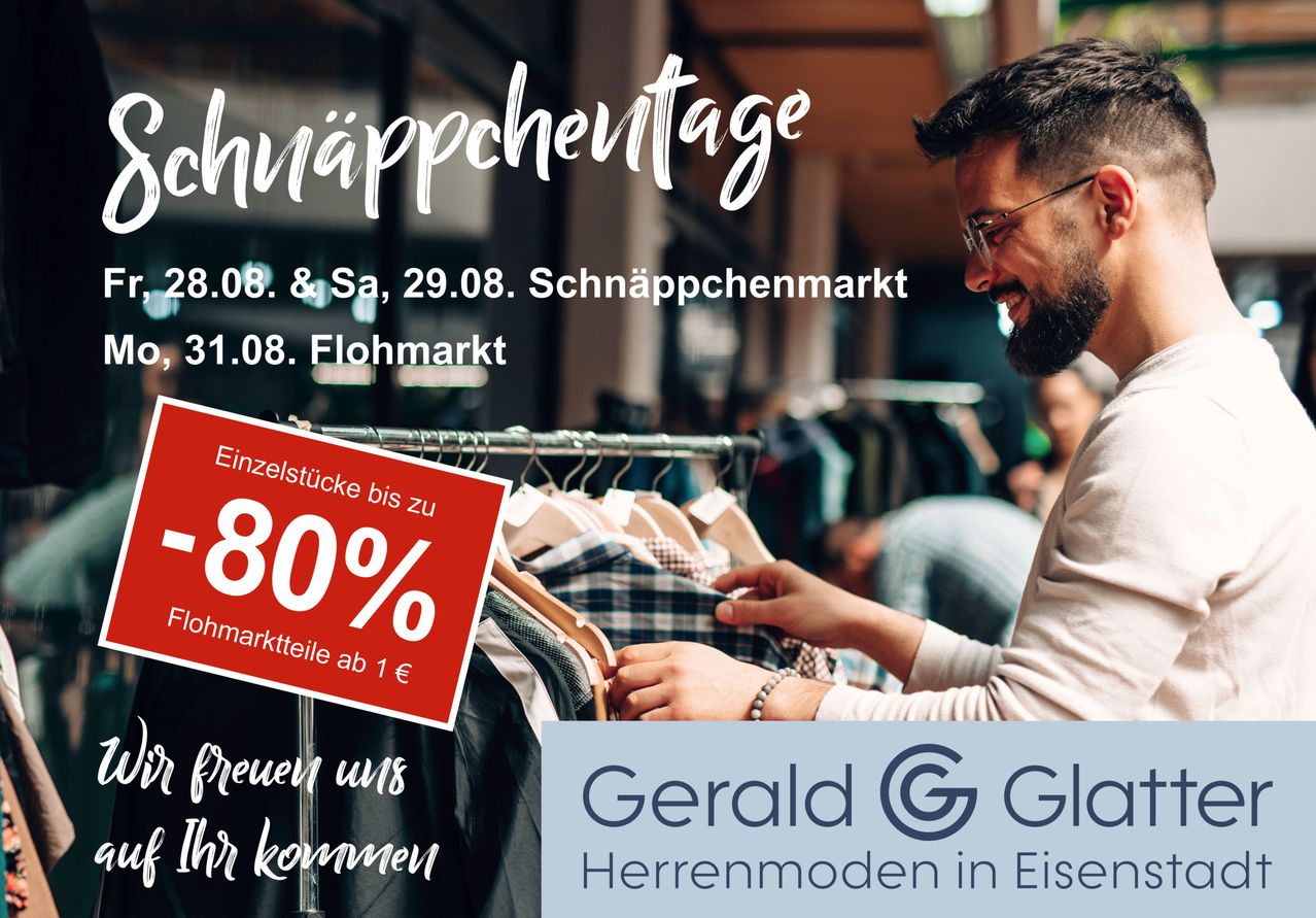 Ein Mann lächelt und hält ein Kleidungsstück aus einem Kleiderständer. Das Bild bewirbt einen Verkauf mit Rabatten bis zu 80% bei Gerald G Herrenmoden in Eisenstadt.
