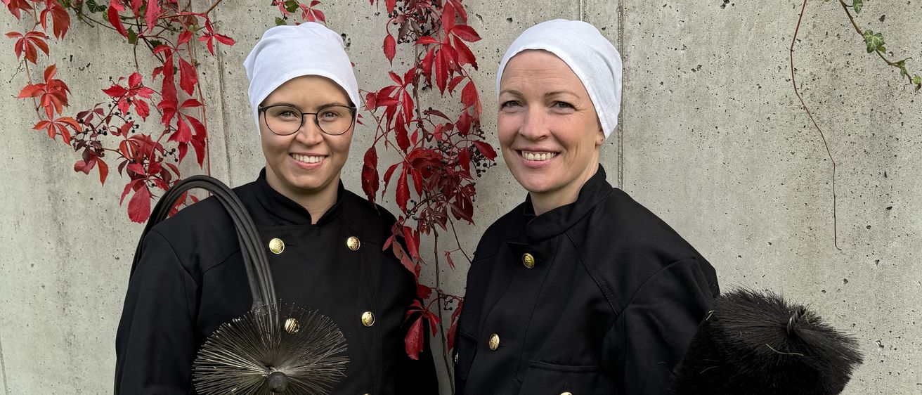 Bild enthält, Person, Photography, Portrait, Smile, Coat, Hat, Adult, Female, Woman, Cap