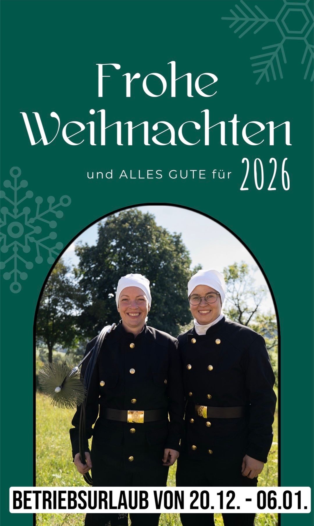 Zwei Frauen in gleichen Uniformen lächeln für ein Foto auf einem Feld mit Bäumen. Ein grünes Banner darüber lautet 'Weihnachten und ALLE GUTEN für 2026'.