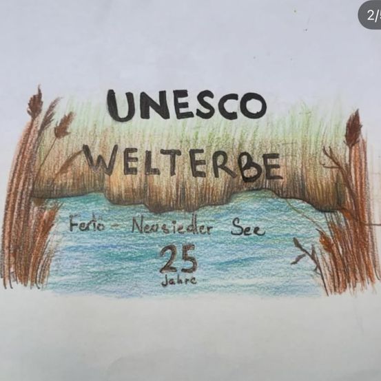 Eine Illustration zeigt einen Wasserkörper mit Schilf. Es steht UNESCO Welterbe. Darunter steht Ferö - Neusiedler See und 25 Jahre.