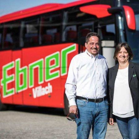 Bild enthält, Jeans, Pants, Person, Bus, Adult, Male, Man, Shirt, People, Coat