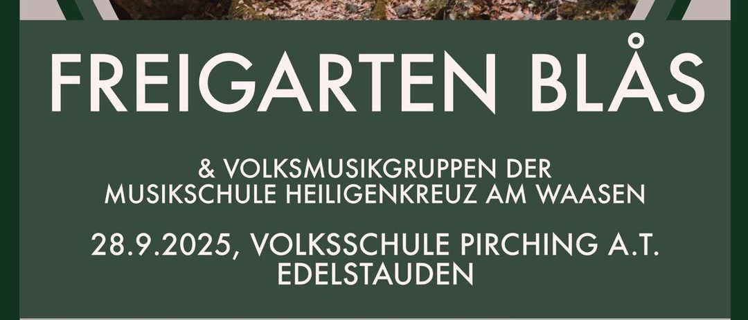 Plakat mit sechs Musikern, die Instrumente spielen und auf einem Baumstamm im Wald sitzen. Der Text lautet Freigarten Blas und Volksmusikgruppen der Musikschule Heiligenkreuz am Waasen. Datum: 28.9.2025. Ort: Volksschule Pirching a.T. Edelstauden.
