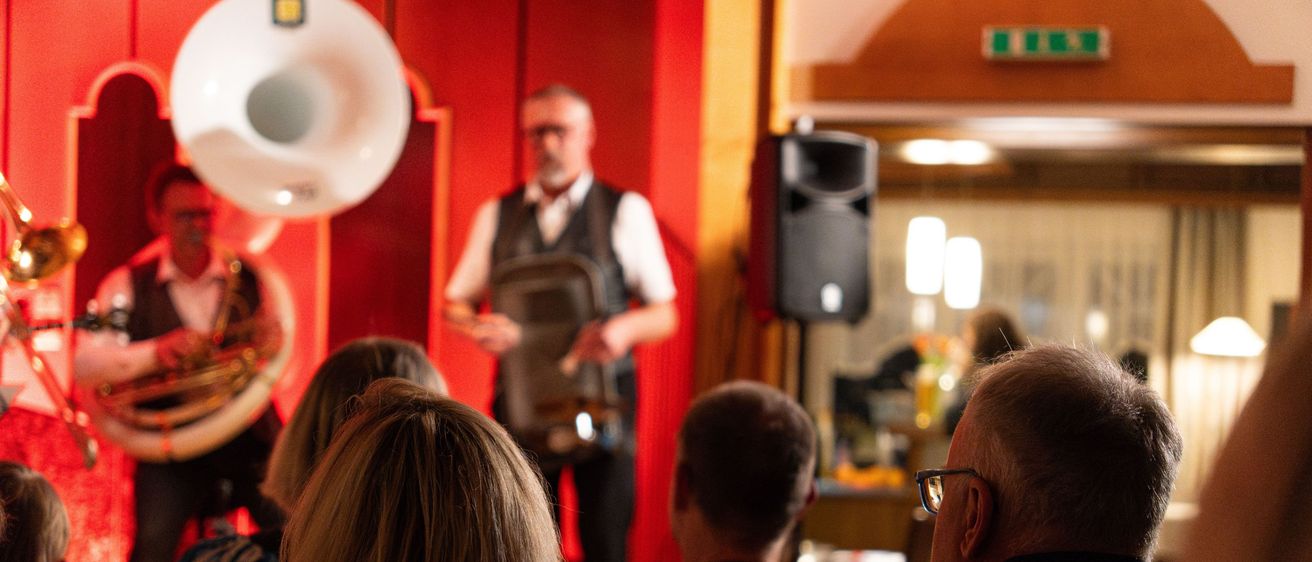 Bild enthält, Adult, Female, Person, Woman, Male, Man, Pub, Indoors, Restaurant, Tuba