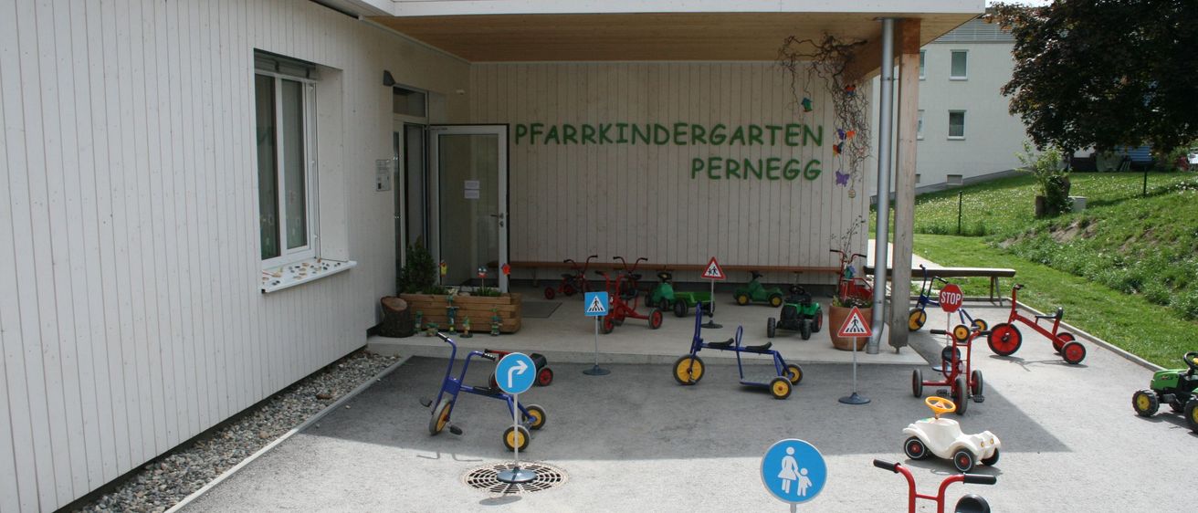 Bild enthält, Tricycle, Vehicle, Wheel, Car, Outdoors, Plant, Play Area, Road Sign, E-scooter