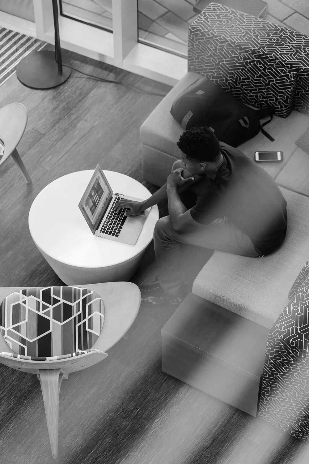 Bild enthält, Laptop, Pc, Indoors, Adult, Male, Man, Person, Furniture, Floor, Face