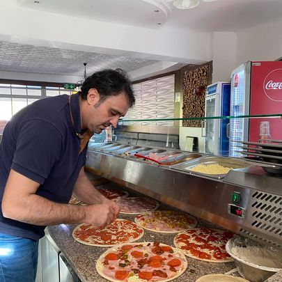 Bild enthält, Food, Pizza, Adult, Male, Man, Person, Baking, Electrical Device, Oven, Chef