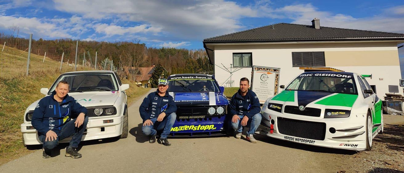 Bild enthält, Clothing, Footwear, Shoe, Person, Car, Vehicle, Police Station, Helmet, Machine, Wheel