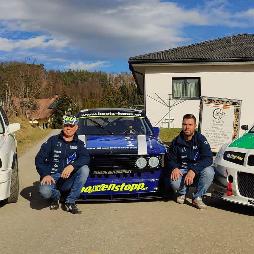 Bild enthält, Clothing, Footwear, Shoe, Person, Car, Vehicle, Police Station, Helmet, Machine, Wheel